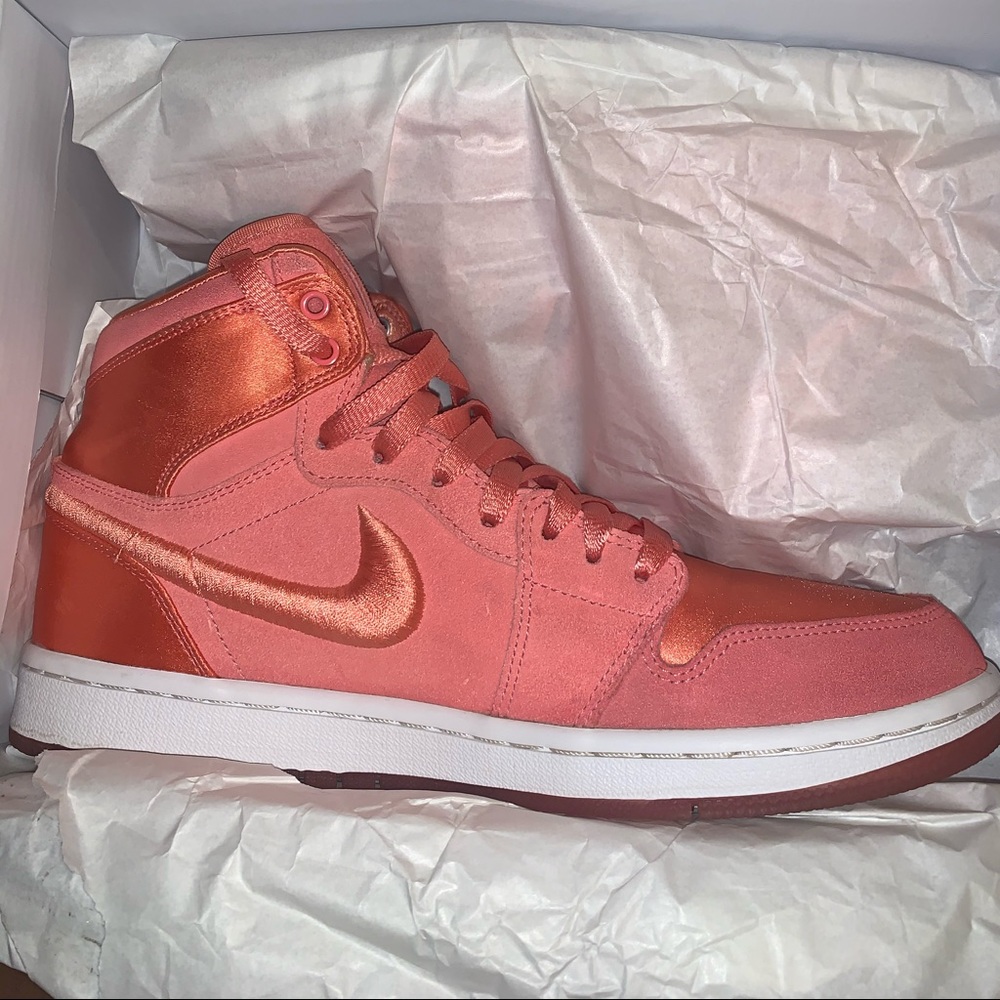 Womens Air Jordan 1 Retro - Sunblush/Wht-Metallic